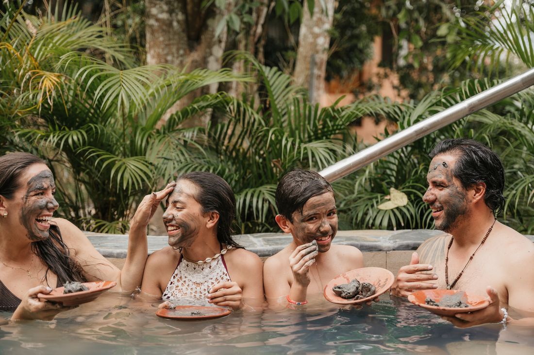 Personas disfrutando de las termas y baños de arcilla del lodge