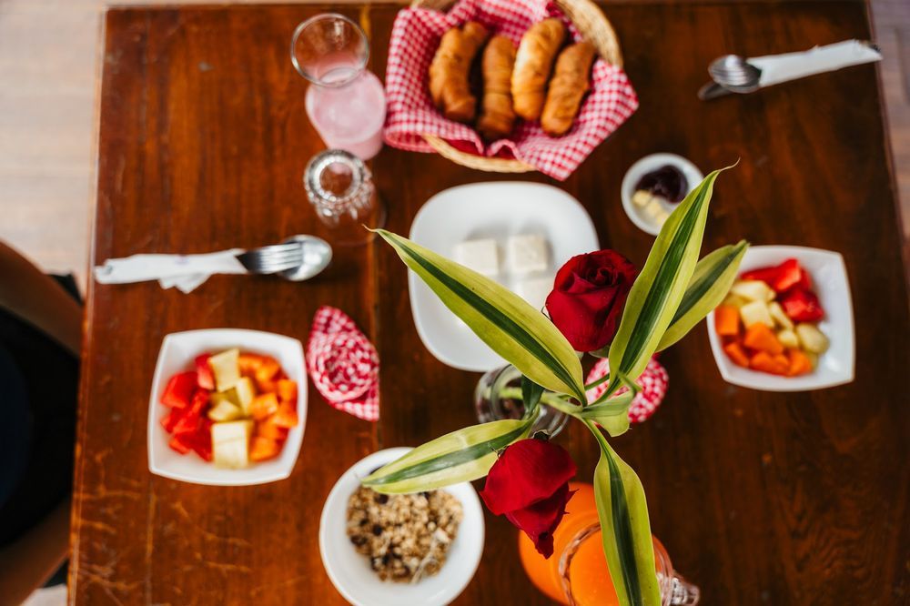 Desayuno con fruta fresca y producto local
