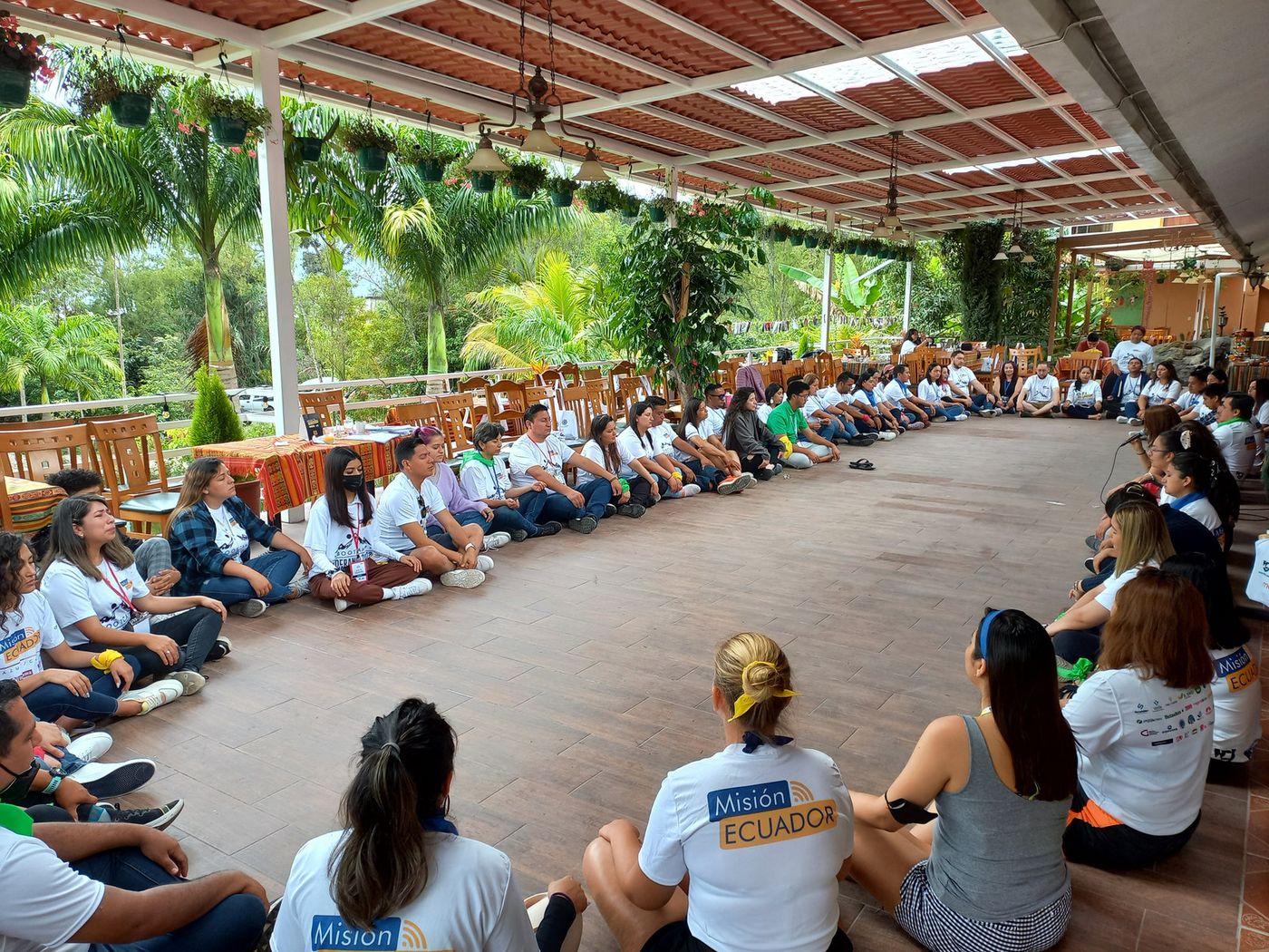 Participantes de Misión Ecuador en círculo durante una sesión en el lodge